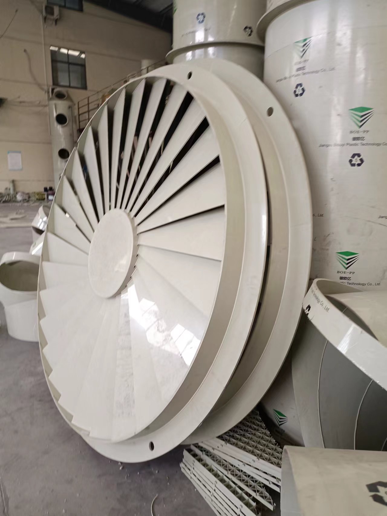 旋風(fēng)片安裝到塔內(nèi)