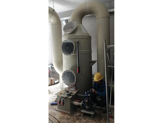 PP噴淋塔、活性炭箱安裝現(xiàn)場(chǎng)